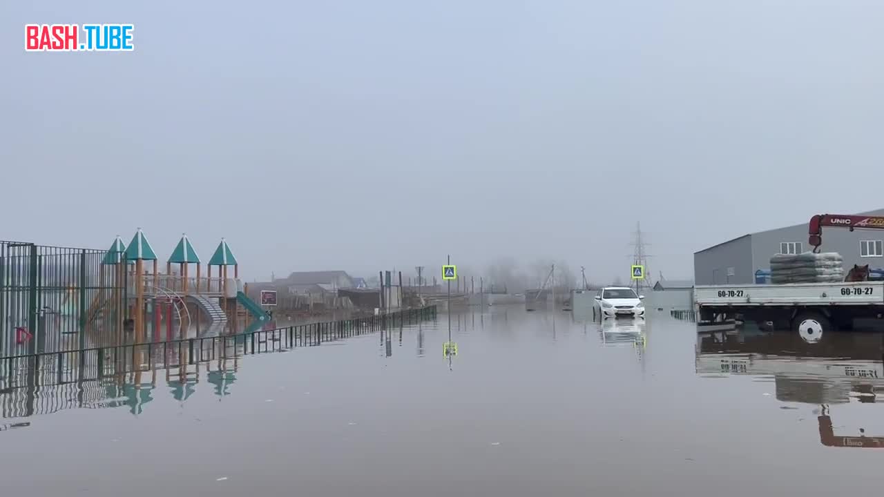 ⁣ Уровень воды в реке Урал в Оренбурге превысил отметку в 10 метров, сообщил губернатор области Денис Паслер