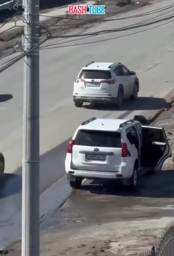 ⁣ Неадекватный чиновник протащил жену по земле за волосы и кинул в автомобиль