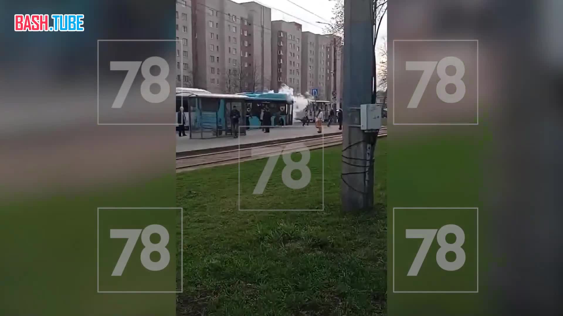  Пассажиры выбегают из дымящегося автобуса в Красносельском районе