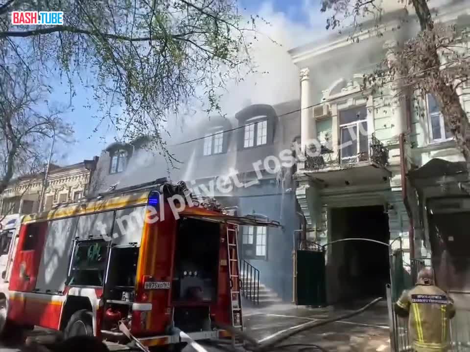 ⁣ Очевидцы рассказывают, что слышали взрыв перед пожаром в доходном доме на Ульяновской в Ростове