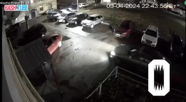 ⁣ В Ногинске женщина хотела припарковаться, но протаранила 4 машины и подъезд