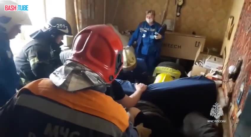  МЧС показало, как доставали из квартиры 300-килограммового москвича