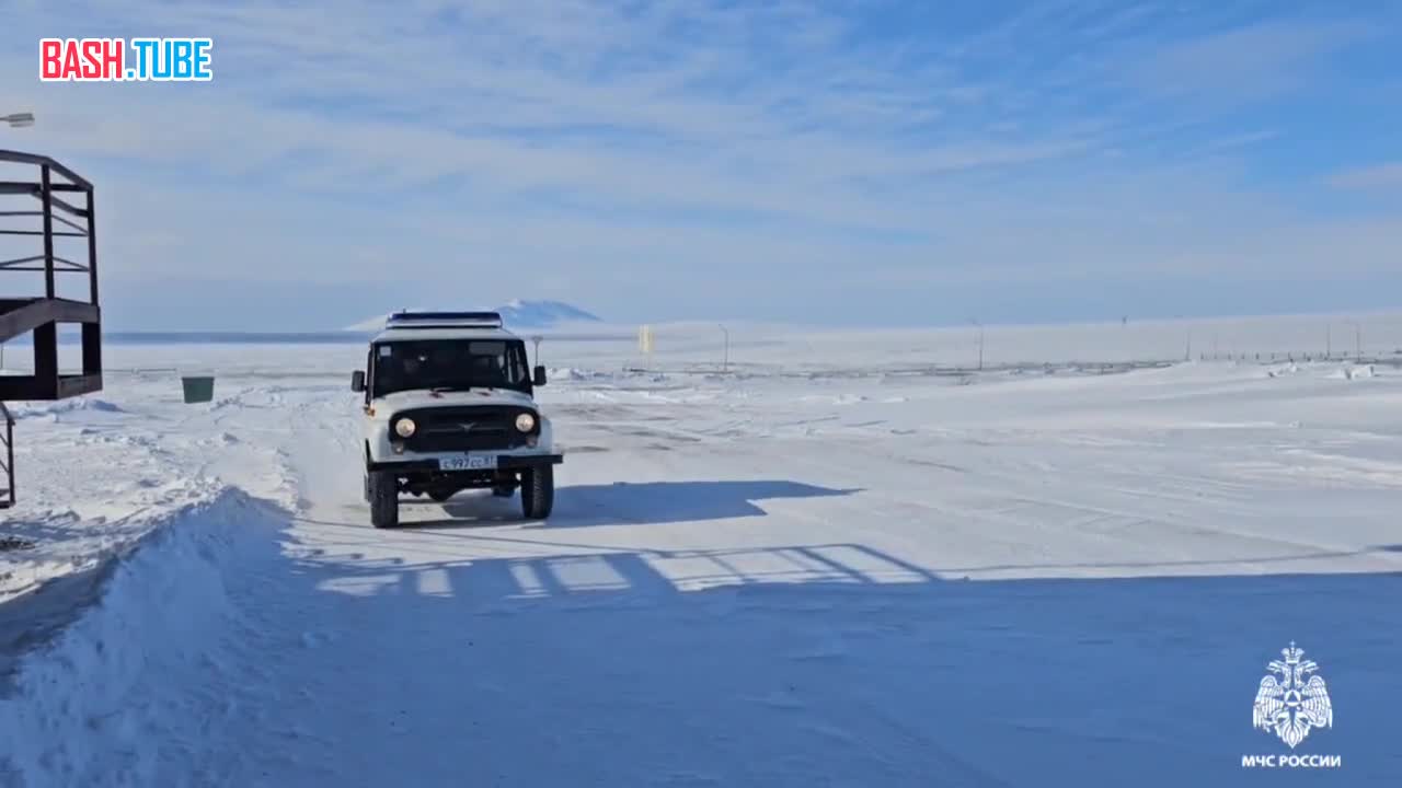 ⁣ Спасатели вылетели на поиски девочки, семья которой провалилась под лед на Чукотке