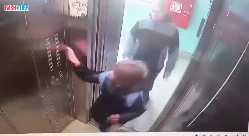 ⁣ В пригороде Петербурга парень полминуты умолял школьницу дать ему телефон позвонить, а потом вырвал его из рук и скрылся