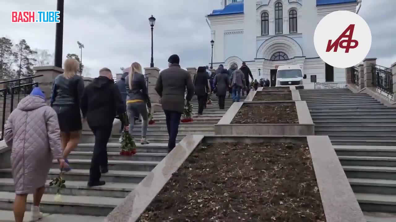 ⁣ Похороны певца Евгения Кунгурова, звезды шоу «Голос», проходят в городе Заречный Свердловской области