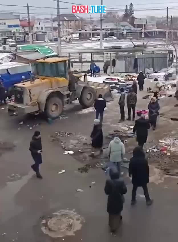  Тракторист снес нелегальные торговые точки в Новосибирске