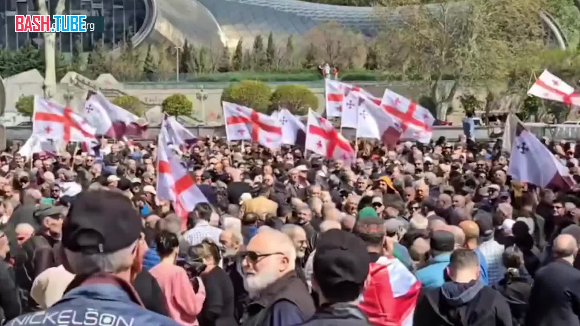  Тысячи грузинов, которые выступают за налаживание отношений с Россией, собрались у офиса «Грузинской мечты» в Тбилиси
