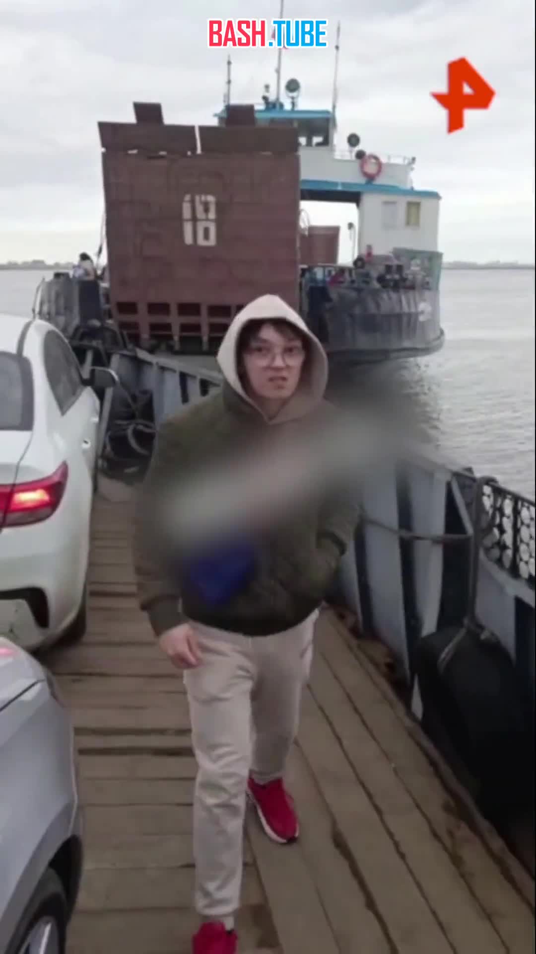 ⁣ Видео столкновения двух паромов под Казанью опубликовали очевидцы в соцсетях