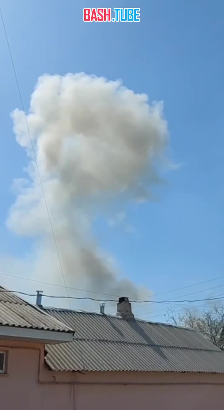 ⁣ Несколько жилых домов повреждены после ракетного обстрела Луганска, сообщает корреспондент «Известий»