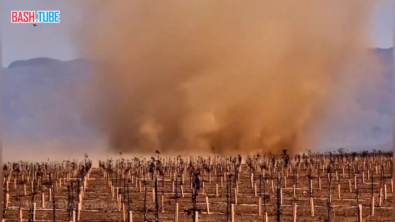 ⁣ Дуэт песчаных вихрей попал на видео в Аризоне, США
