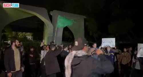 ⁣ Спонтанный митинг проходит перед Тегеранским университетом в поддержку атак КСИР