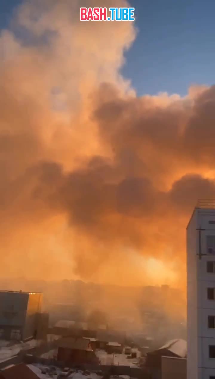 ⁣ Мощный пожар охватил мебельный склад в Якутске
