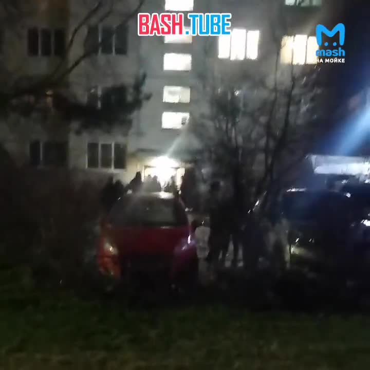 ⁣ Мужчина открыл огонь по полицейским в посёлке Коммунар - перед этим он бросился с ножом на соседа из-за громкой музыки