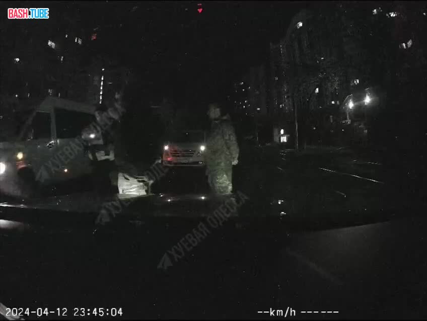 ⁣ Одесские военкомы уже начали тормозить гражданские автомобили с мужчинами за рулем, чтобы забрать их в контрнаступ