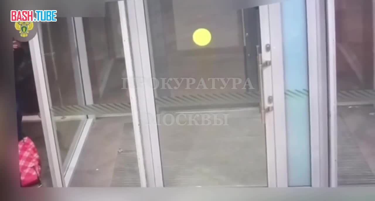 ⁣ Отчаянная схватка возле банкомата на Тверской: двое мужчин атакуют одну женщину