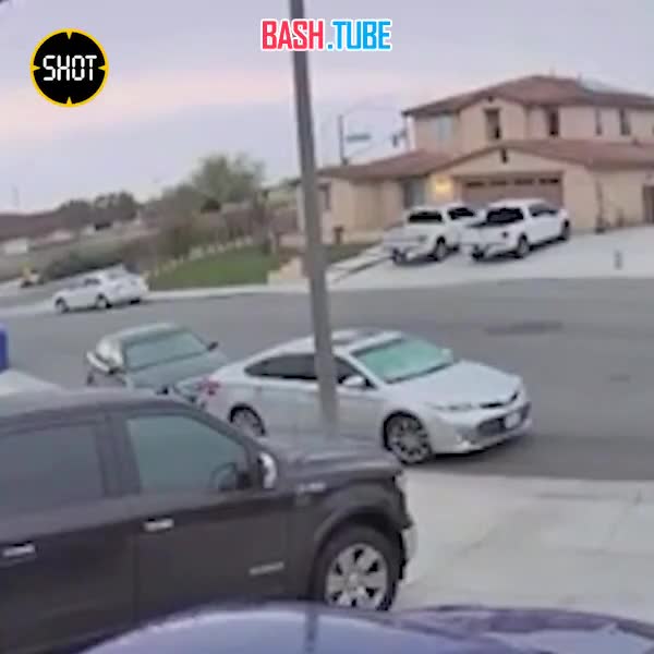⁣ Момент ДТП в Калифорнии: легковушка на огромной скорости «взлетела» и врезалась прямо в жилой дом