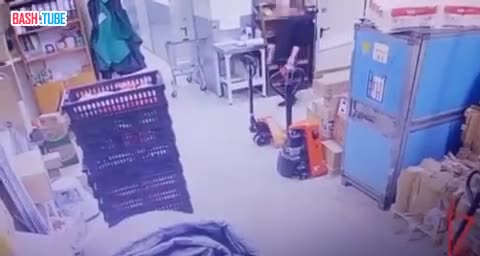 ⁣ В Подмосковье женщина переоделась работником магазина, чтобы проникнуть на склад и украсть сигареты