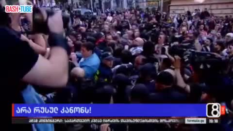 ⁣ На митинге в Тбилиси против законопроекта об «иноагентах» снова начались стычки между протестующими и полицейскими