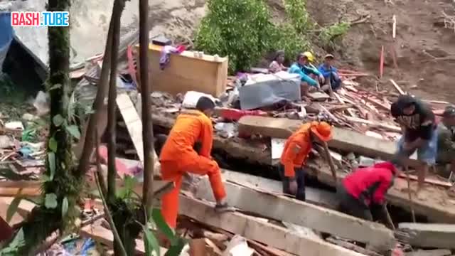 ⁣ Как минимум 19 человек погибли и двое пропали без вести после схода массивного оползня на индонезийском острове Сулавеси