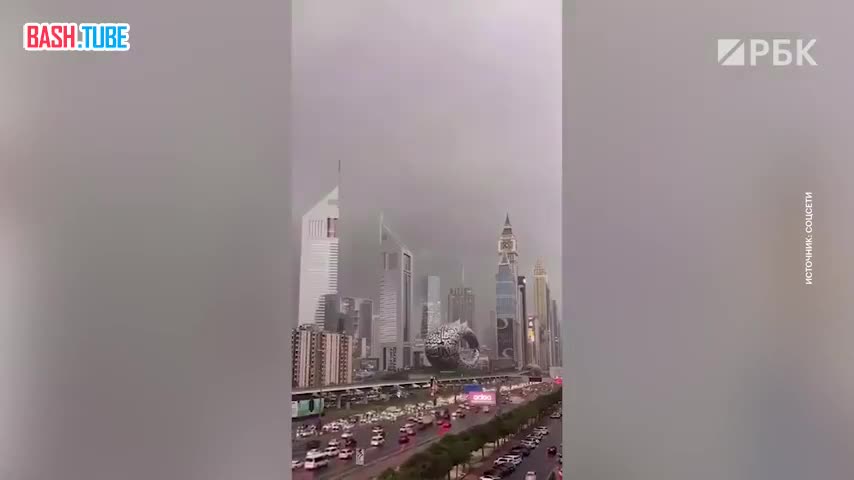  На Дубай обрушились сильные дожди, власти призвали жителей оставаться дома