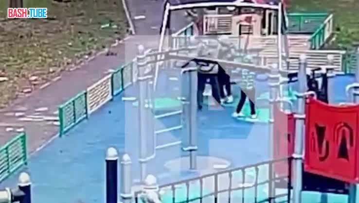 ⁣ Мужчина избил школьника на детской площадке в подмосковном Домодедово