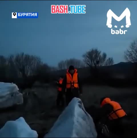 ⁣ Мощное видео из Бурятии - сапёры вскрыли лёд на Селенге