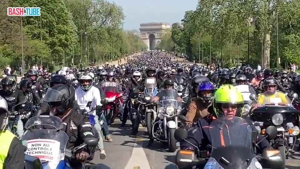 ⁣ 10тыс байкеров протестовали в Париже против новых постановлений правительства