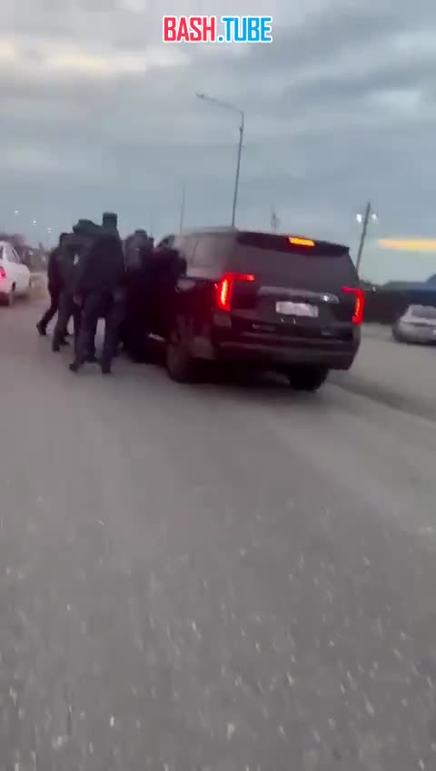 ⁣ В Дагестане на трассе задержали пьяного водителя, который пытался наехать на полицейских