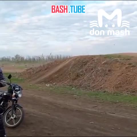 ⁣ Двое мотокроссеров жёстко столкнулись во время прыжка в Новошахтинске
