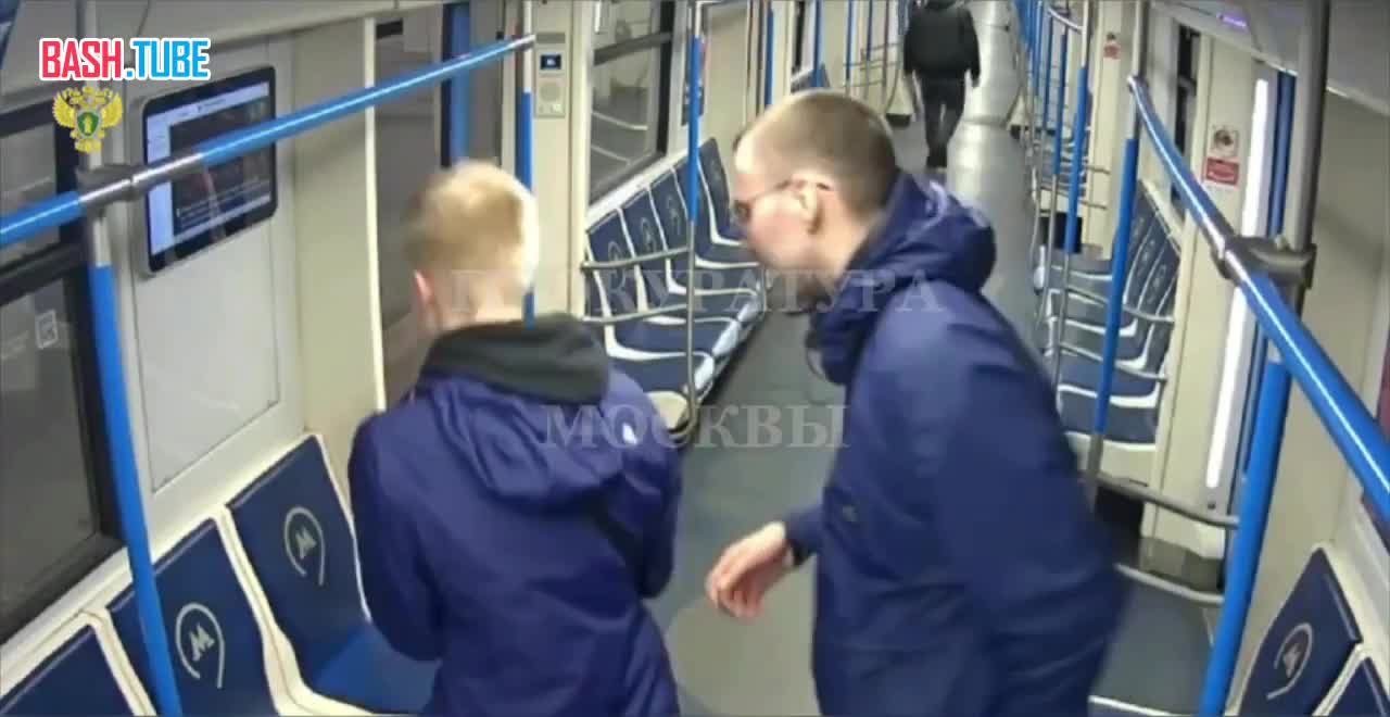 ⁣ Когда чешутся руки: двое парней изрисовали чистенькие стены, двери и сиденья в вагоне метро