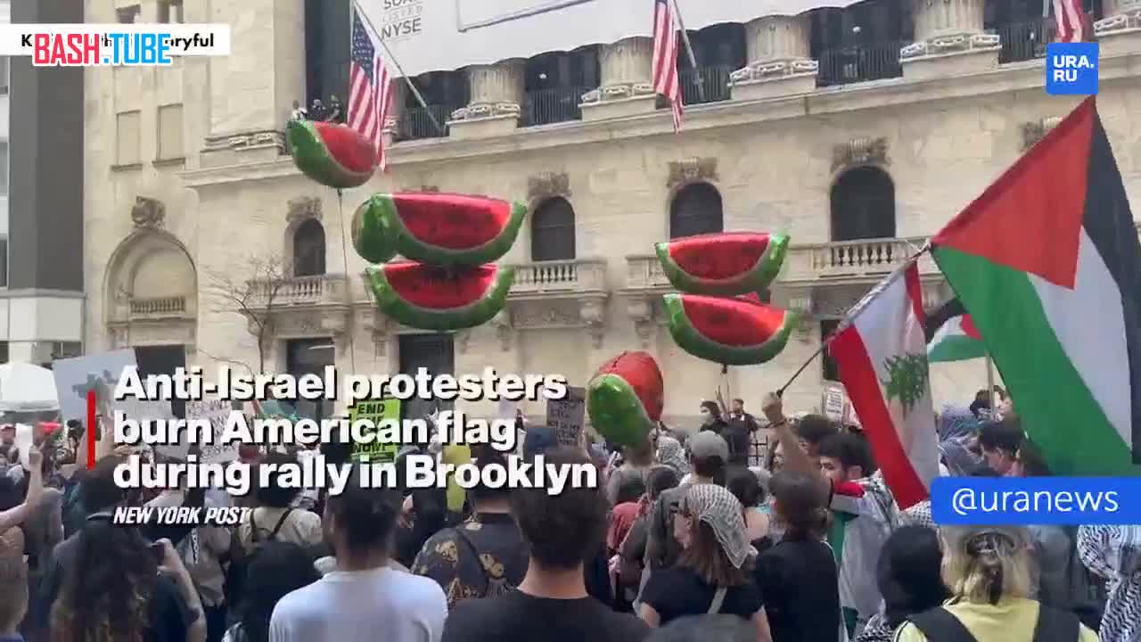 ⁣ Во время митинга в Нью-Йорке протестующие сожгли флаги США