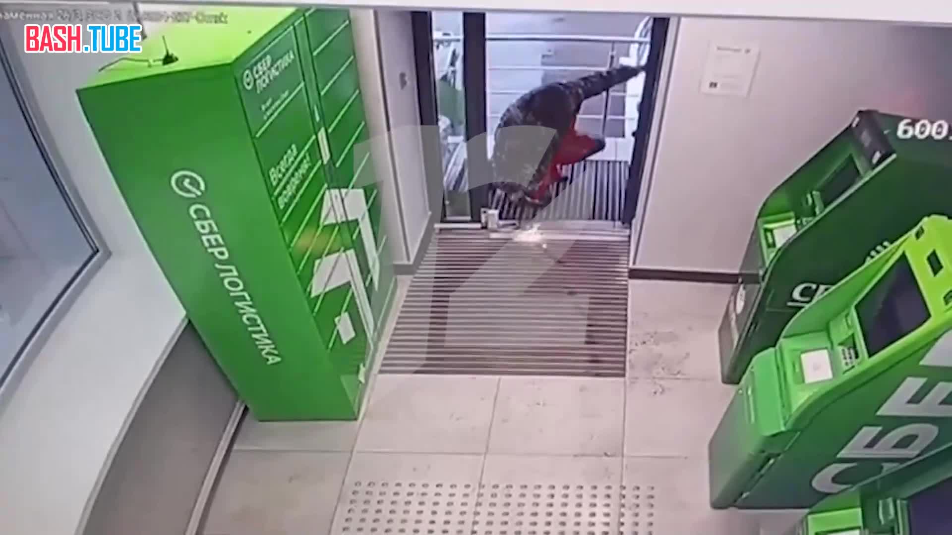⁣ Появилось видео с камер наблюдения омского отделения Сбербанка, где неизвестный взорвал банкомат