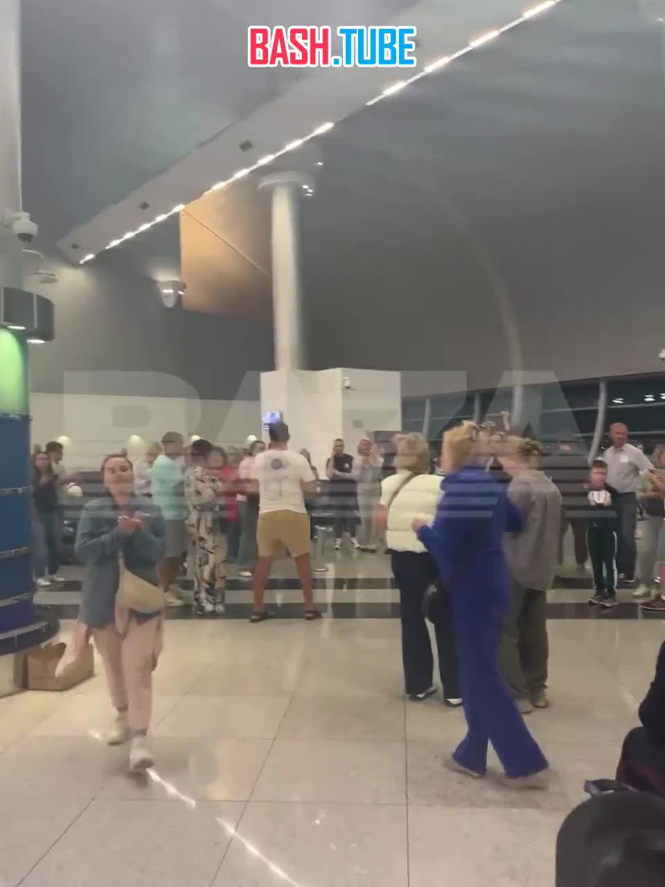 ⁣ Бунт устроили российские туристы в аэропорту Дубая, которые не могут вылететь из страны уже третьи сутки