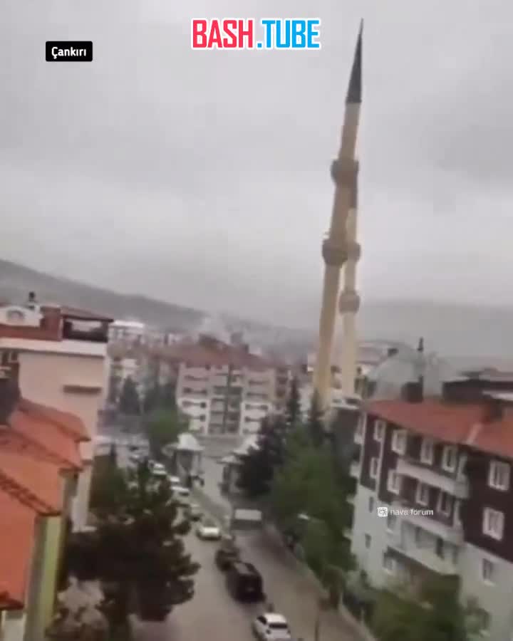 ⁣ Минарет упал от сильного ветра в Турции