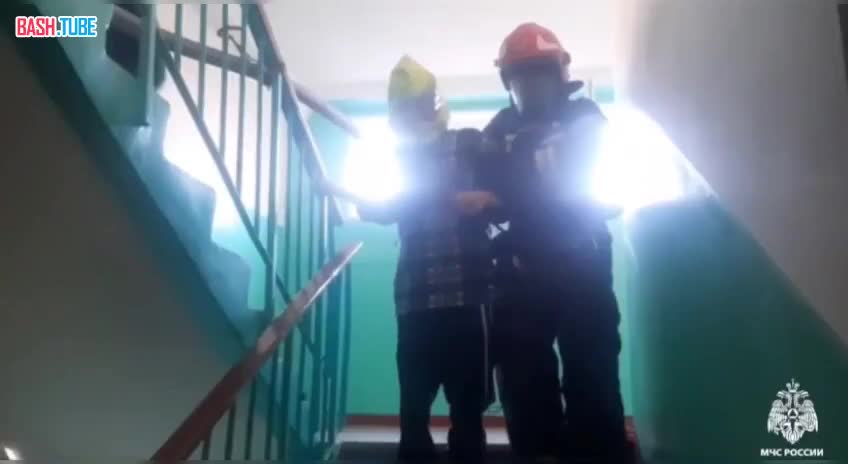 ⁣ ‍В Мурманске огнеборцы МЧС России на пожаре спасли 7 жильцов