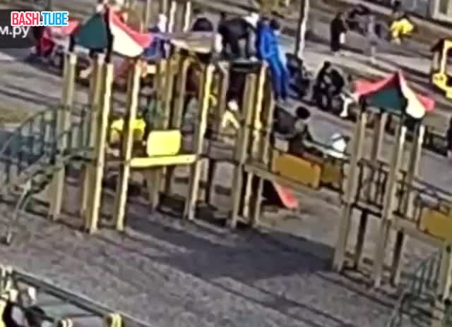 ⁣ В Челябинске ребенок свалился с крыши игрового комплекса на детской площадке