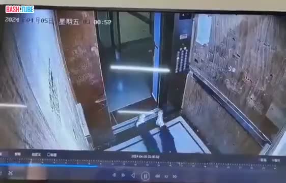 ⁣ В Китае охранник спас девушку, избив ее агрессивного мужа