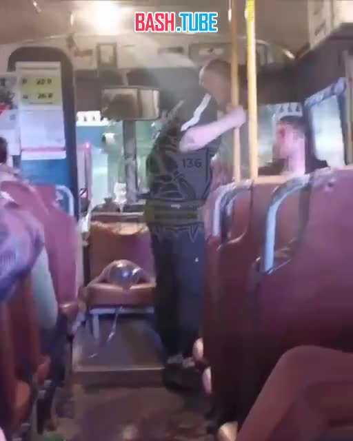⁣ В Воронеже в одном из автобусов скинхед достал нож и выгнал мигранта