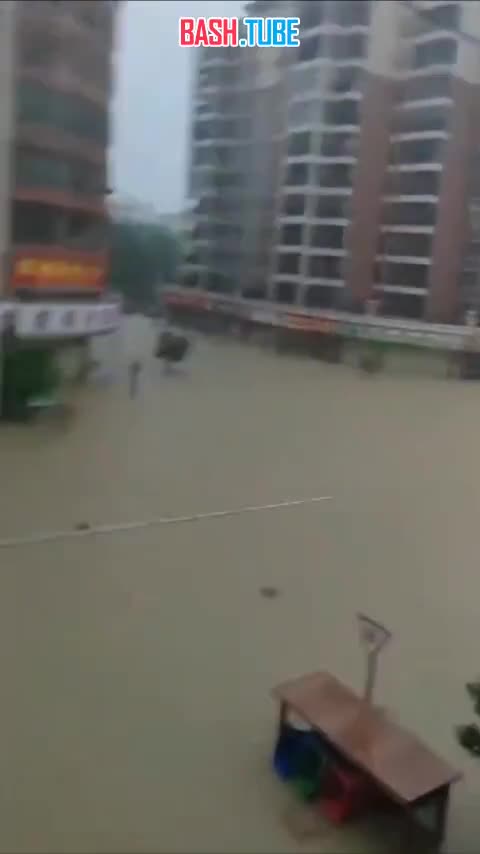 ⁣ Сильнейшее наводнение охватило самую населённую (более 125 млн человек) провинцию Китая Гуандун