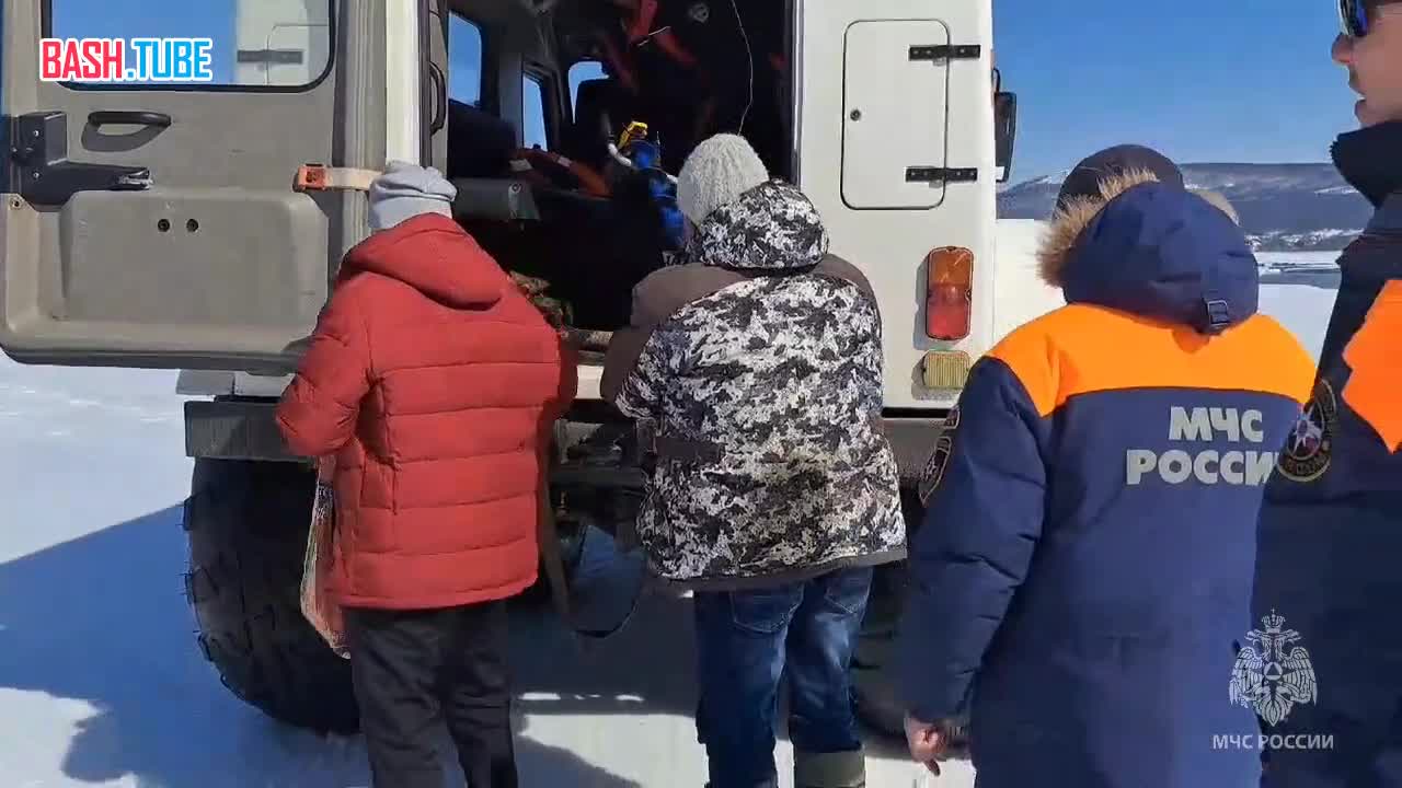 ⁣ Рыбаков спасли из ледовой ловушки в Магаданской области