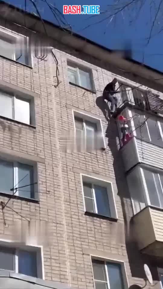 ⁣ Прохожий спас маленькую девочку с карниза балкона на 4 этаже в Кирове