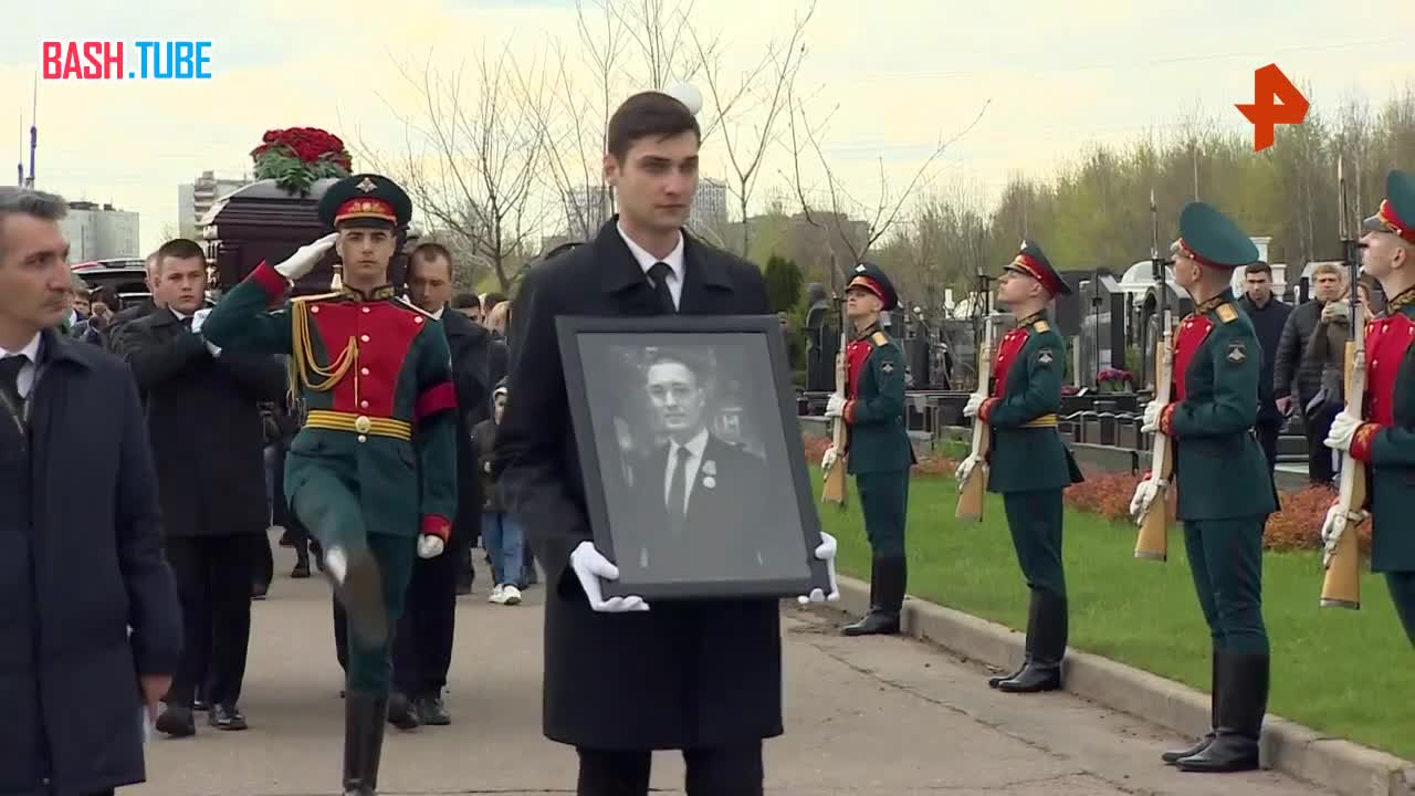 ⁣ Военкора «Известий» Семена Еремина с воинскими почестями похоронили на Троекуровском кладбище
