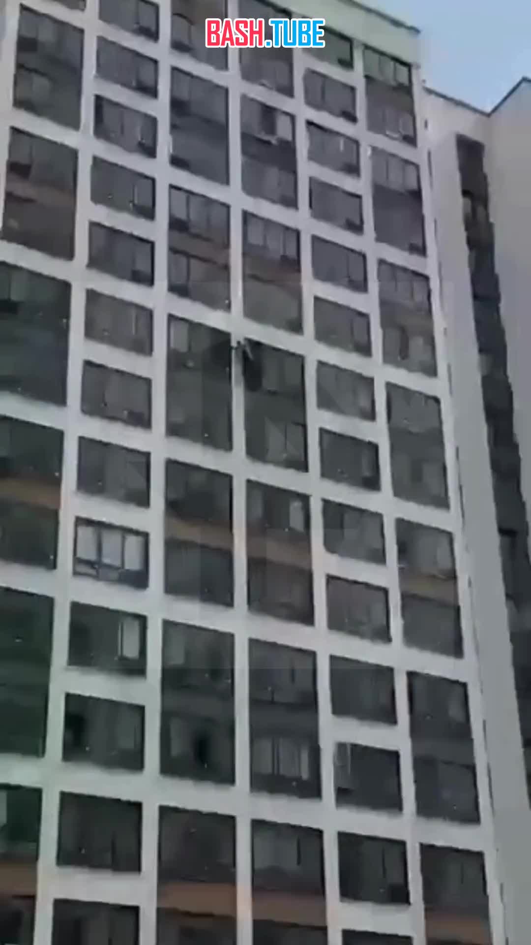 ⁣ Перелез через балкон на 11-м этаже и спас запертую пенсионерку