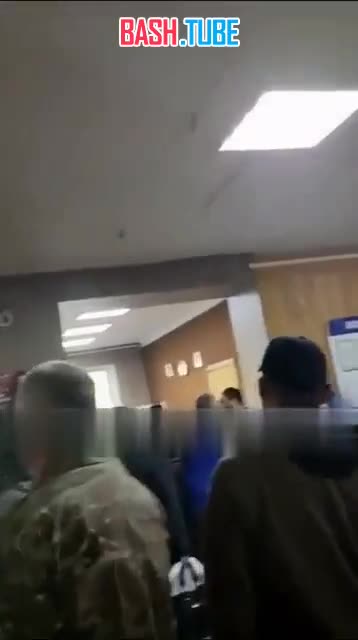 ⁣ В донецкой поликлинике бородач устроил истерику из-за того, что его не пропустили без очереди