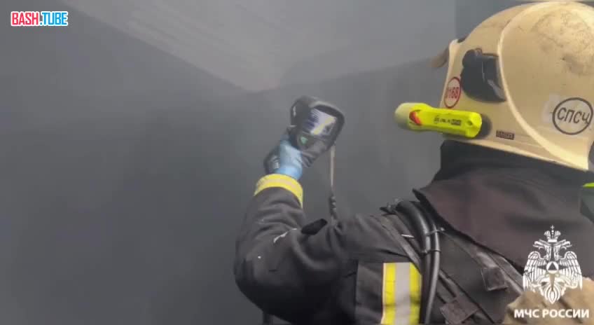 ⁣ В Кузбассе огнеборцы МЧС России тушат пожар в частной автомастерской