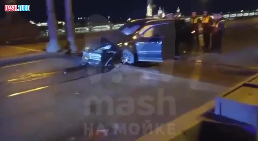  Чёрный Porsche Cayenne попытался проскочить по разведённому Троицкому мосту