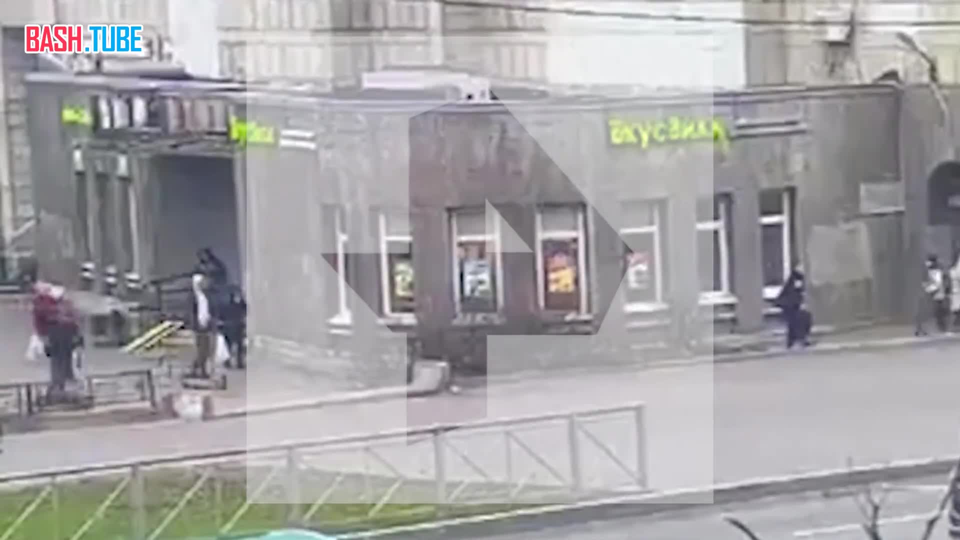 ⁣ Видео наезда электросамокатчика на ребенка в Петербурге, который получил разрыв селезенки