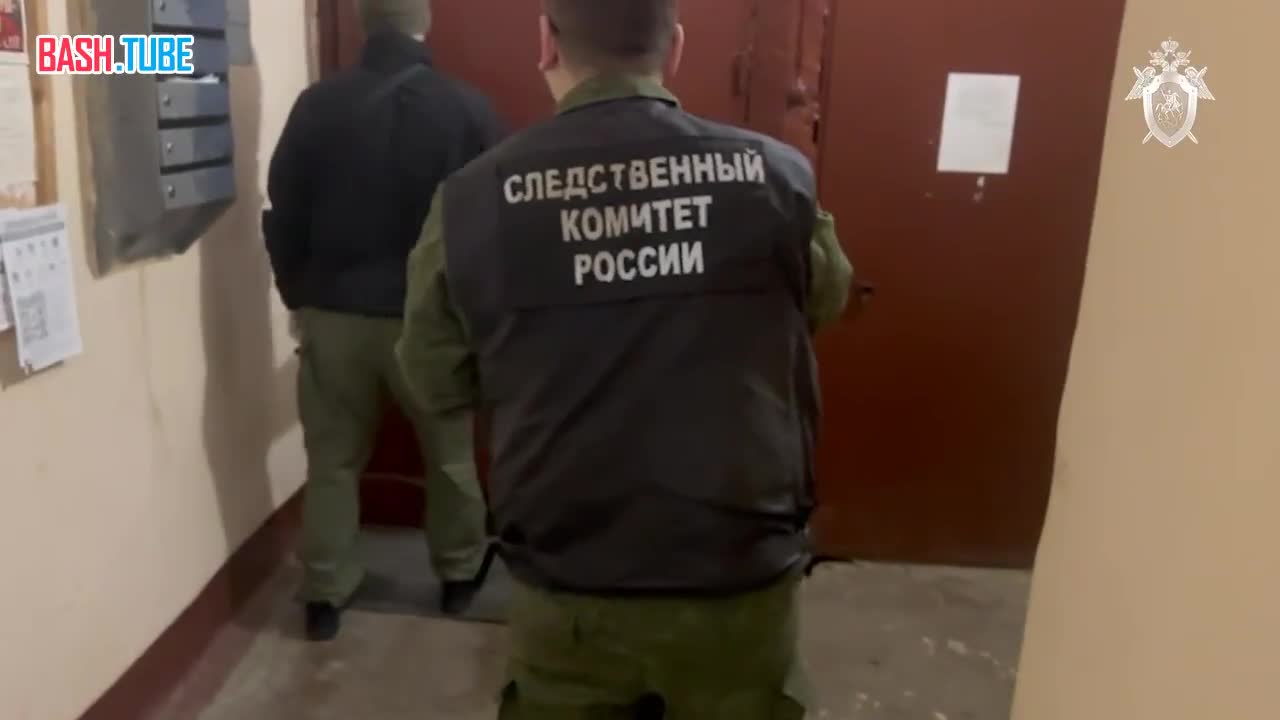 ⁣ СК публикует кадры следственных действий на месте нападения жителя Санкт-Петербурга на полицейских