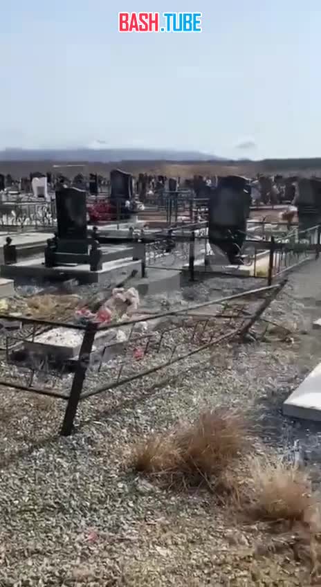 ⁣ Голый мужчина устроил забег на кладбище в Южно-Сахалинске и сбил несколько памятников