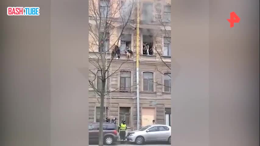 ⁣ Отважный дворник залез на третий этаж по водосточной трубе и помог нескольким людям во время пожара в Петербурге